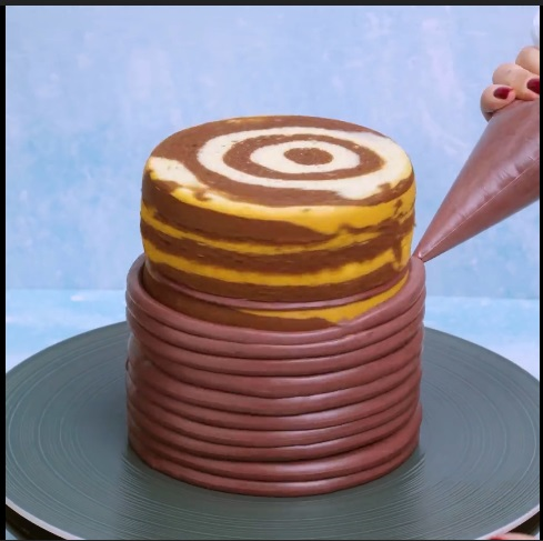 A Marble Cake Surprise - DIY Cake