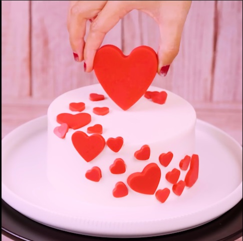  Love is in the Cake - DIY Cake