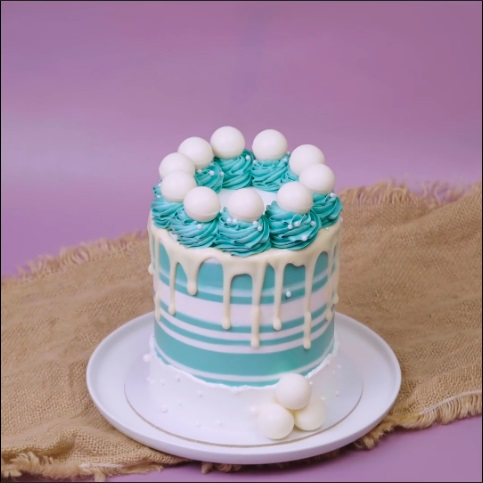  The white and Teal Bond  - DIY Cake