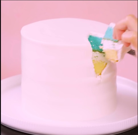  The Crystal Clear Geode - DIY Cake