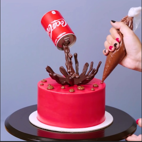  The Coca Cola Gravity - DIY Cake