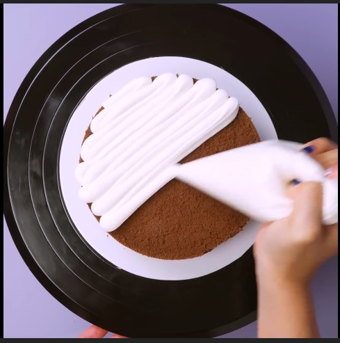  The Kitkat Bites Gravity Cake  - DIY Cake