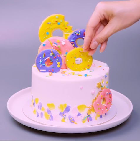 The Sprinkling Donut - DIY Cake